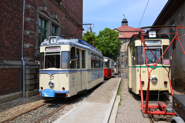 Tw 37 und 51 im Depot in Naumburg; 21.05.2011 (Foto: Roberto Franke)