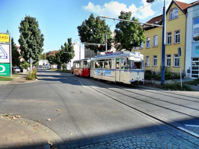 TW 37 mit Beiwagen 19 kurz vor der Ankunft an der Endhaltestelle am Hauptbahnhof.
Der Zug mu�te warten, bis der TW 50 in der Ausweiche Platz machte; 08.09.2012