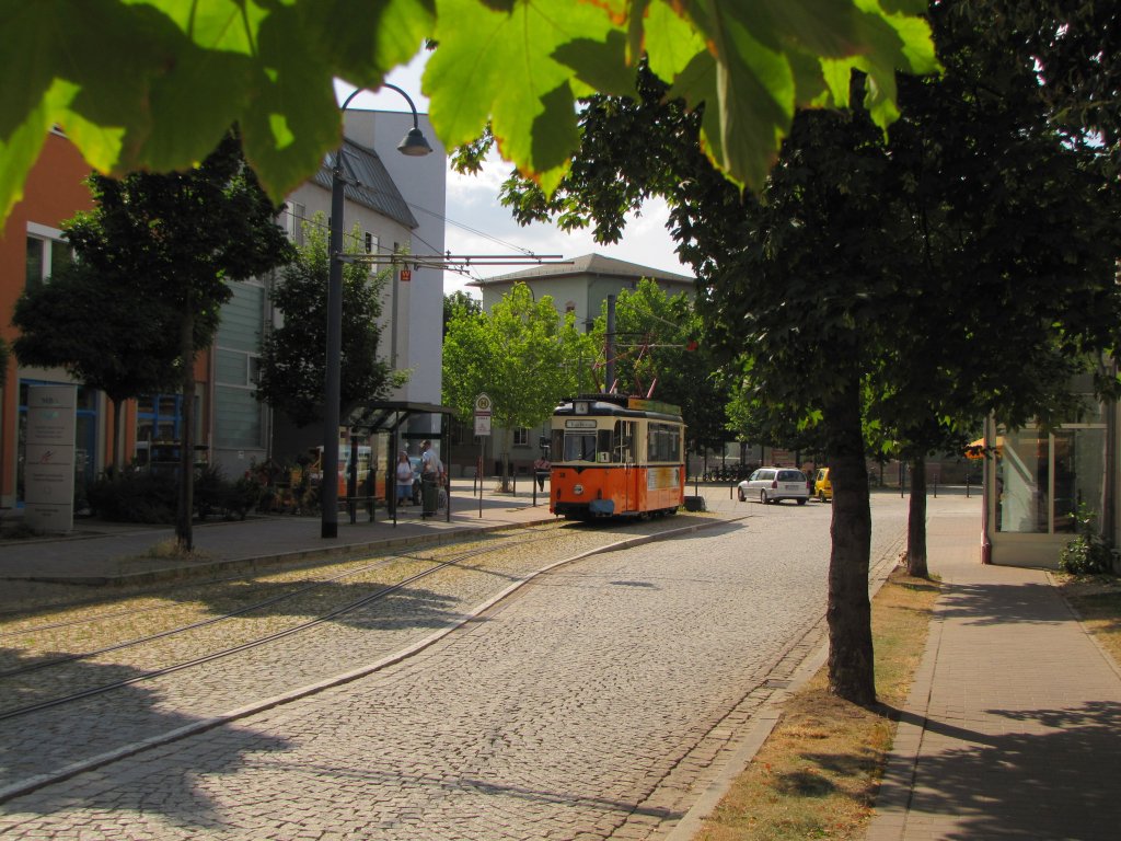 Tw 38 als Linie 4 zur Vogelwiese, am 18.07.2013 am Naumburger Hauptbahnhof.  