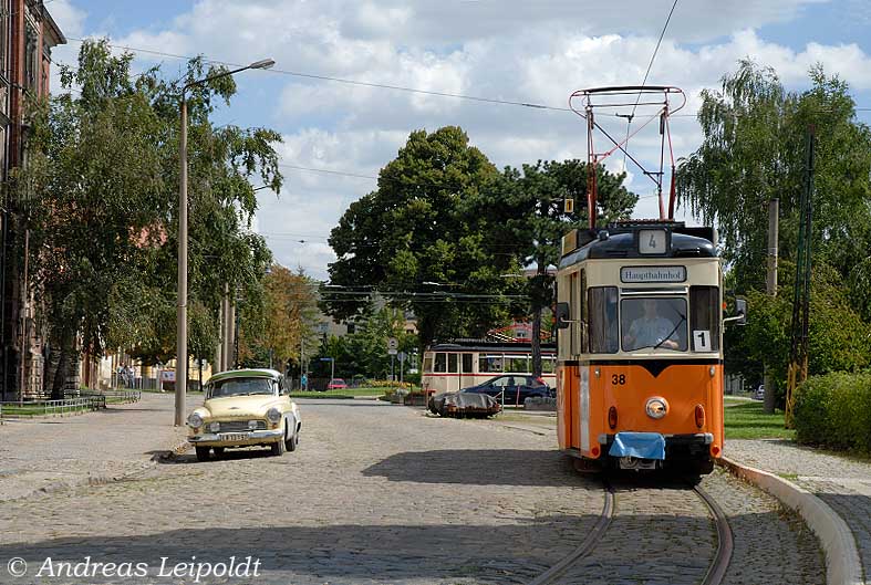 Tw 38 als Linie 4 zum Hauptbahnhof, in der Poststra�e in Naumburg; 22.08.2010 (Foto: Andreas Leipoldt)
