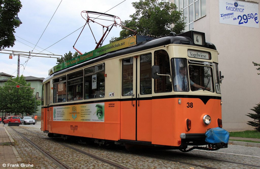 Tw 38 der Stra�enbahn Naumburg, Baujahr 1960, Gotha / LEW T57, verl�sst auf Linie 4 gerade die Endhaltestelle Naumburg Hauptbahnhof und f�hrt nach Vogelwiese, fotografiert am 02.08.2012