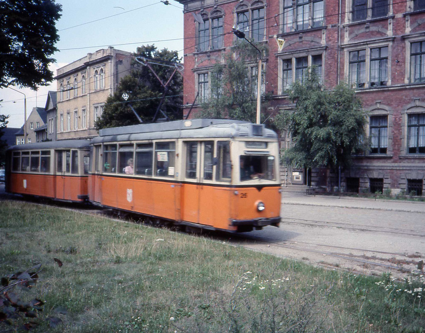 Tw 54 und 26 im August 1989 in der Poststra�e in Naumburg. (Foto: Felix Ormerod)