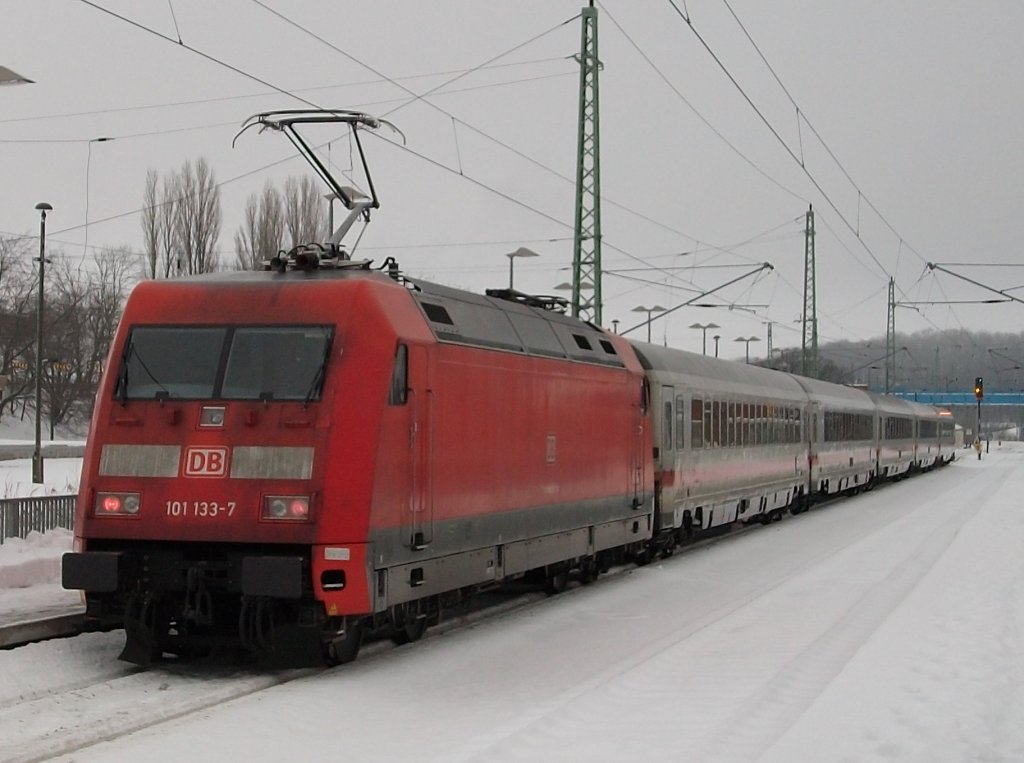 ber Gleis 3 schob 101 133 den IC 2184 Hannover-Binz am 31.Dezember 2010 aus Bergen/Rgen.