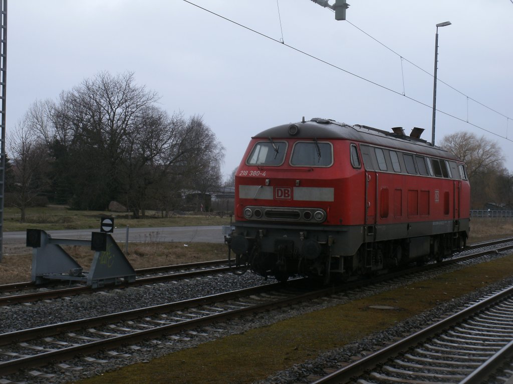 ber vier Stunden lang mute die Niebller 218 380-4,am 13.April 2013,bei strmenden Regen,auf die Rckleistung nach Heringsdorf in Zssow warten.