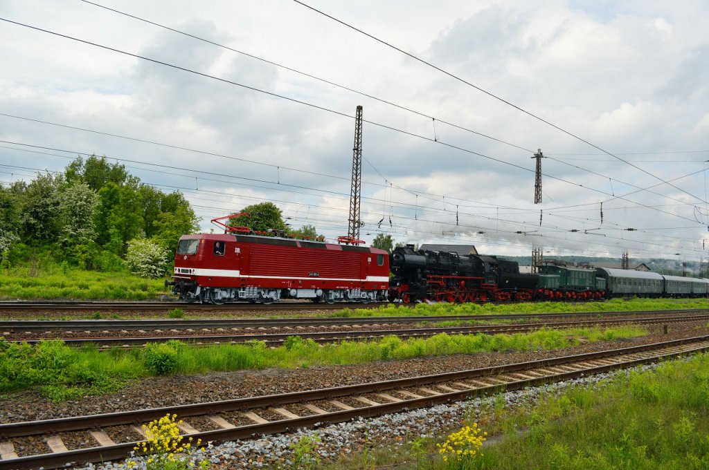 �berf�hrung zum 18. Eisenbahnfest in Weimar. Am 24.05.2013 waren wieder die �berf�hrungsz�ge zum Fest des TEV nach Weimar unterwegs. Hier der DbZ 32858 nach Weimar, nach der Zugvereinigung in Naumburg Hbf. Zugpferd war die DB Museum 243 005. Dann folgte die EMBB 52 8154, DB Museum 294 052 und der Wagenzug des EMBB Leipzig.
