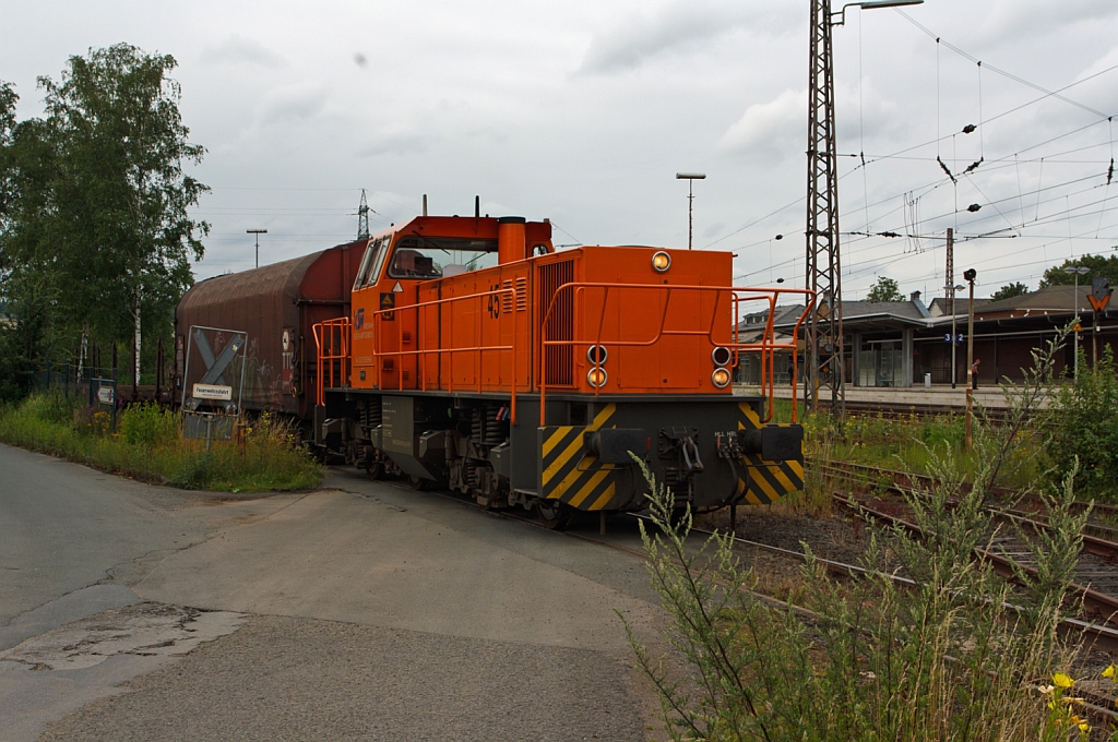 bergabefahrt der Lok 45 (MaK G 1204 BB) der Kreisbahn Siegen-Wittgenstein (KSW) mit eimen Gterzug in Kreutztal am 16.07.2012,  hier am B Httenstrae noch auf dem Gleis der KSW, und erreicht gleich des DB Gleis. Danach bringt sie den Gterzug zum Rangierbahnhof Kreuztal.