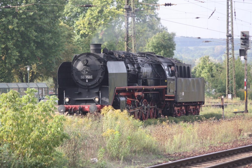 �berraschend zu den erwarteten Dampfloks 03 1010 und 18 201 am 23.09.2011 in Naumburg Hbf, fuhr die DLW 50 3501 Richtung Gro�korbetha ebenfalls durch den Naumburger Hbf. (Foto: Peter Stumpf)