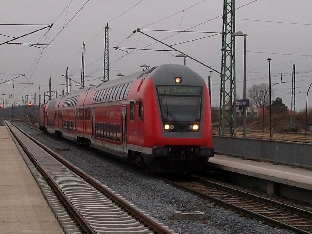 berraschender Einsatz von Dostos+112 118-5 auf der RE 9 zwischen Rostock und Sassnitz am 17.Januar 2011 bei der Ankunft in Bergen/Rgen.Zum Einsatz kam in Richtung Sassnitz:Steuerwagen DBpdzfa 50 80 86-81 001-9,Mittelwagen DBpza 50 80 26-81 027-7 und Mittelwagen DABpza 50 80 36-81 001-0 alle Heimatbahnhof Rostock.Schublok in Richtung Sassnitz 112 118-5 Bh Rostock.