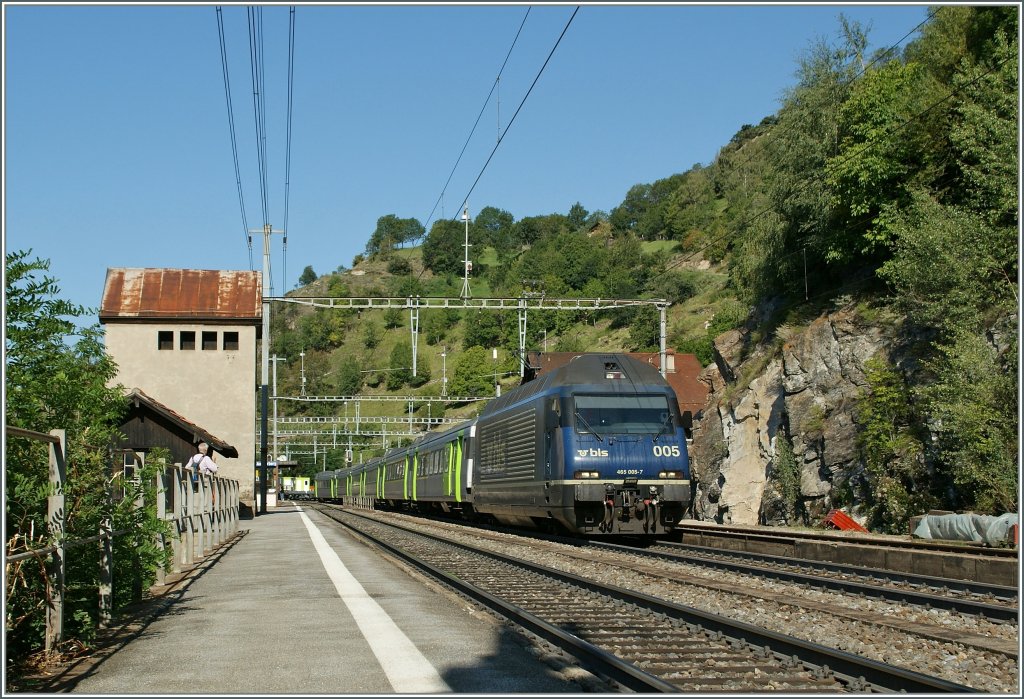 berraschung: die BLS 465 005 mit einem Verstrkungzug in Ausserberg am 20. August 2011