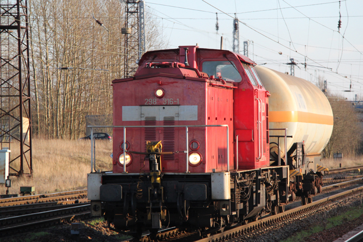 Um 14:58 Uhr kam dann aus Richtung Berlin ein niedliche Fuhre mit 298 316-1 im Rostocker Seehafen an.23.01.2012