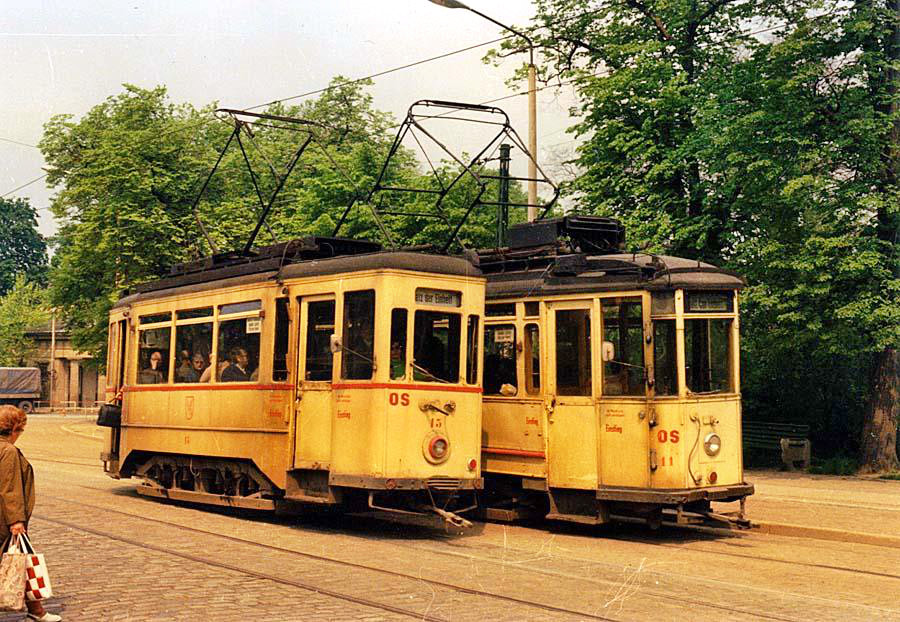 Um ihren aus den Anfangsjahren (1906 bzw. 1910) stammenden Wagenpark zu ersetzen, sah sich die Stra�enbahngesellschaft der Saalestadt Mitte der 50er Jahre bei anderen Verkehrsbetrieben nach gebrauchten Fahrzeugen um. Der Verkehrsbetrieb in Leipzig bot acht �ltere Fahrzeuge an. Die Triebwagen wurden beim Waggonbau Gotha umgespurt und erhielten neue Aufbauten. Ab 1956/57 konnten sie bei der Naumburger Stra�enbahn eingesetzt werden. Dort erhielten sie die Betriebsnummern 11 - 18. In den Jahren 1972 - 1978 wurden sie durch gebrauchte Lindnerwagen aus Halle ersetzt.
 Mitte der 70er Jahre konnte man sowohl die  Gebrauchten  aus Leipzig und die  Gebrauchten  aus Halle gleichzeitig auf dem Netz der Naumburger Stra�enbahn vorfinden. Im Sommer 1977 stehen Vertreter beider Fahrzeugserien in der Ausweichstelle am Salztor. (Foto: Bernd D�tsch) 