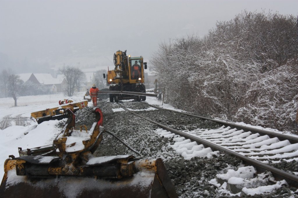 Um das neue Gleis auf der neuen Saalebr�cke in Ro�bach zu verlegen, war am 28.01.2012 ein Balfour Beaty Zweiwegebagger im Einsatz. Hier holt er gerade noch ein St�ck Schiene, um es an die Saalebr�cke zu bringen. (Foto: Peter Stumpf)