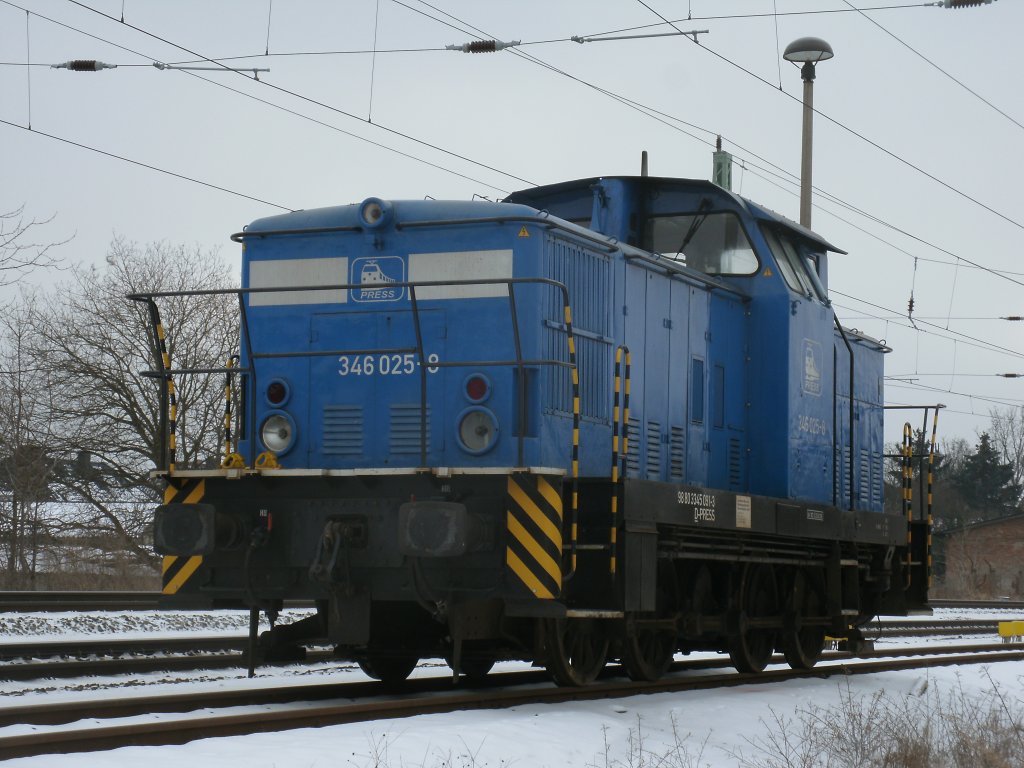 Und auch die sonst im Stralsunder Nordhafen rangierte PRESS 345 025-8 weilte wieder einmal in Bergen/Rgen.Aufgenommen am 26.Januar 2013.