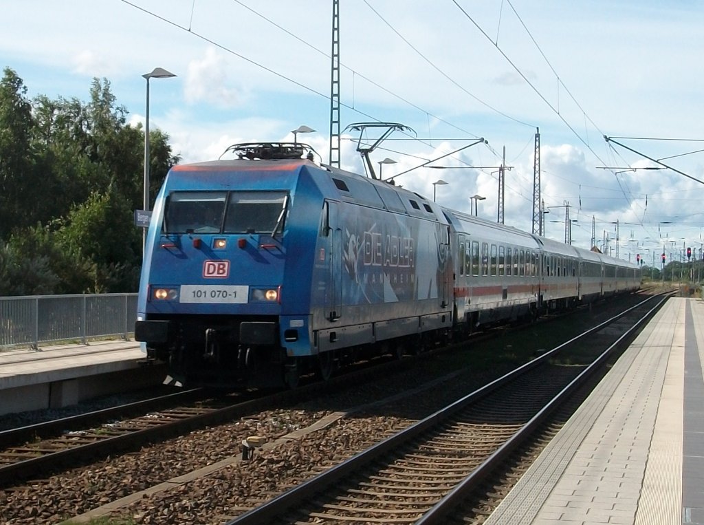 Und da ist Sie wieder:101 070 am 03.September 2010 mit IC Hannover-Binz bei der Einfahrt in Bergen/Rgen.