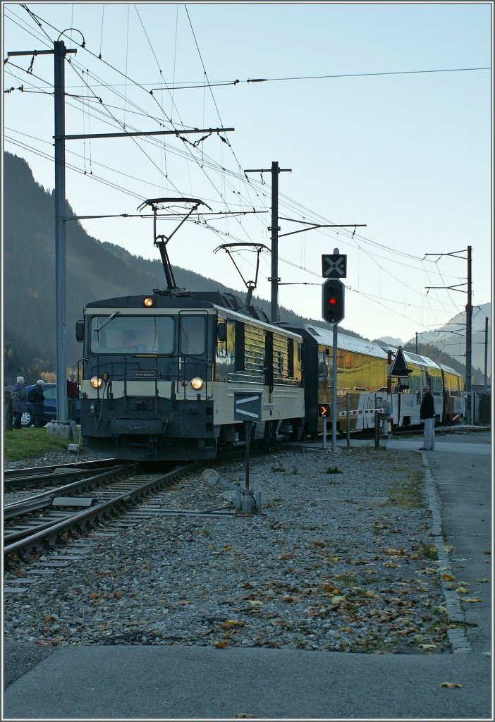 Und hier das Original: Heller Himmel und das Tal schon im Schatten rauben der dem Bild der in Saanen eintreffenden GDe 4/4 die Farbe, aber nicht die Stimmung...
5. Nov. 2010