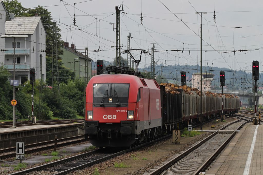 und mit einem Holzzug verlie 1016 020 Passau wieder in Richtung sterreich am 03.08.2010