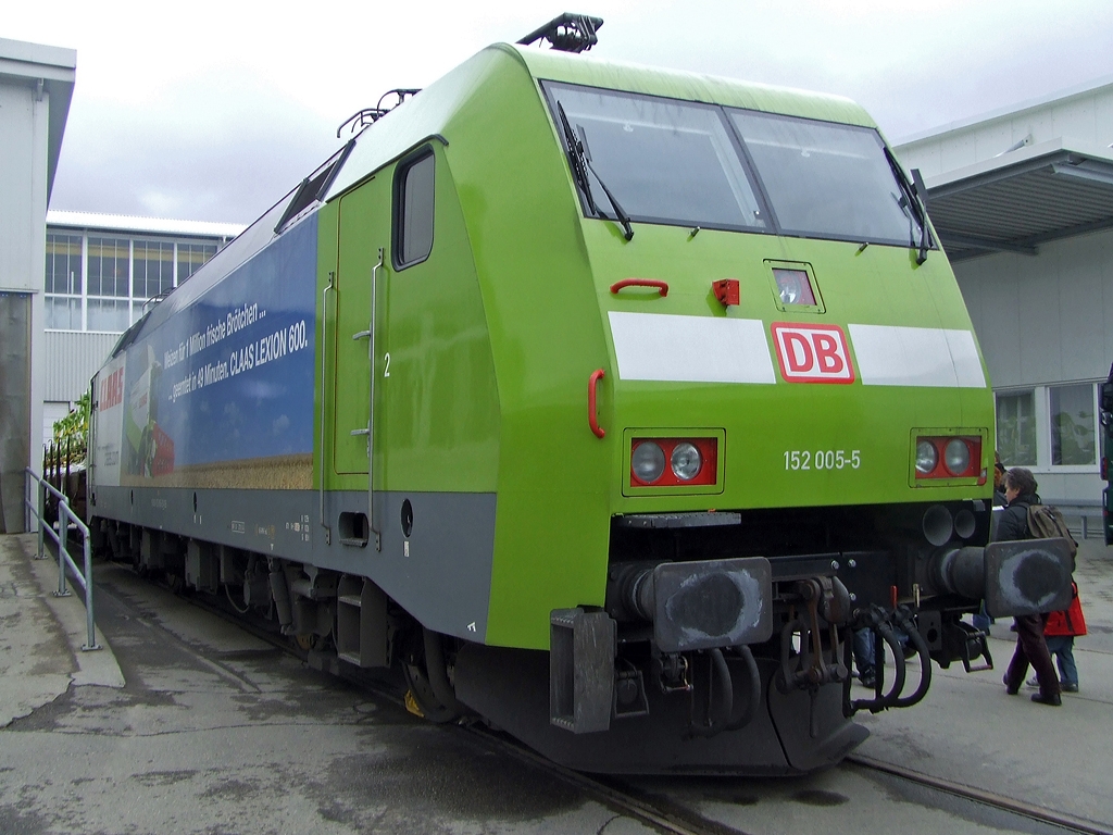 Und nach eine Krauss Maffei Lok, aus meinem Archiv, 55 Jahre spter gebaut...

152 005-5 der DB Schenker Rail, die  CLAAS-Lok  beim Sponsor, am 29.03.2009 beim Tag der offenen Tr des Landmaschinenherstellers Claas in Bad Saulgau. In Bad Saulgau baut CLAAS Futterernte-Maschinen.

Die Lok wurde 1998 bei Krauss Maffei (heute Siemens) unter der Fabriknummer 20132 gebaut.
