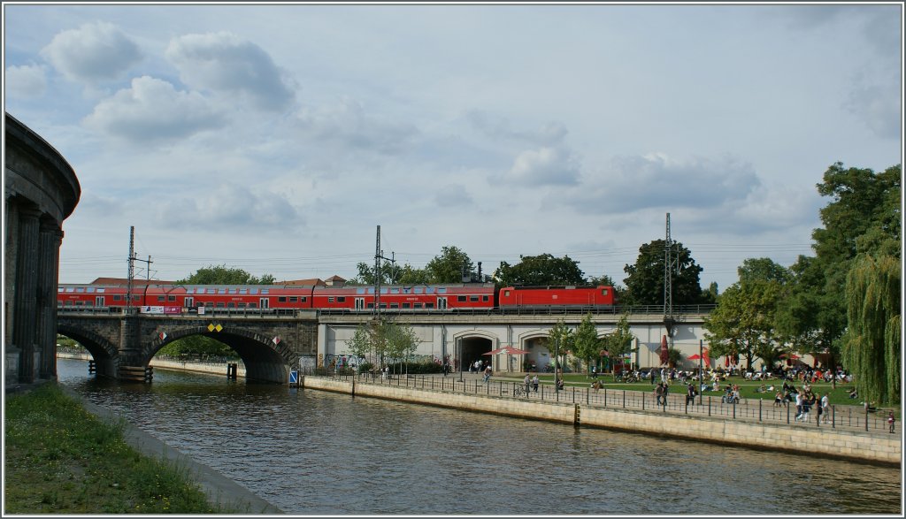 Und noch eine weiter Brcke auf der Stadtbahn: Eine 143 mit einem RE versst die Museumsinsel und wird in Krez an der S-Bahn Haltestelle  Hackscher Markt  vorbeifahren.
12.09.2010