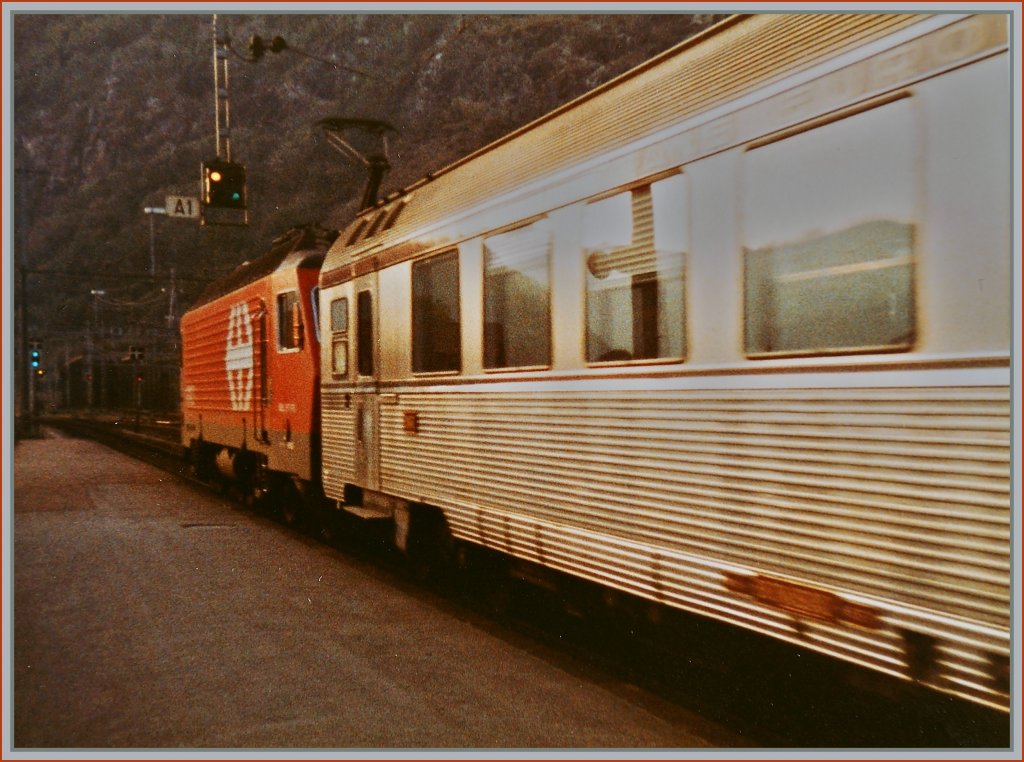 Und weiter geht die Reise des TEE Le Cisalpin Richtung Paris; trotz Bewegungsnunschrfe und Belichtungsmngel, vermittelt meinener Meinung nach das alte 110 Film Bild doch einen Hauch des noble TEE Verkehrs jener Zeit.

Abfotografiertes 110-Film Bild/18. Oktober 1983