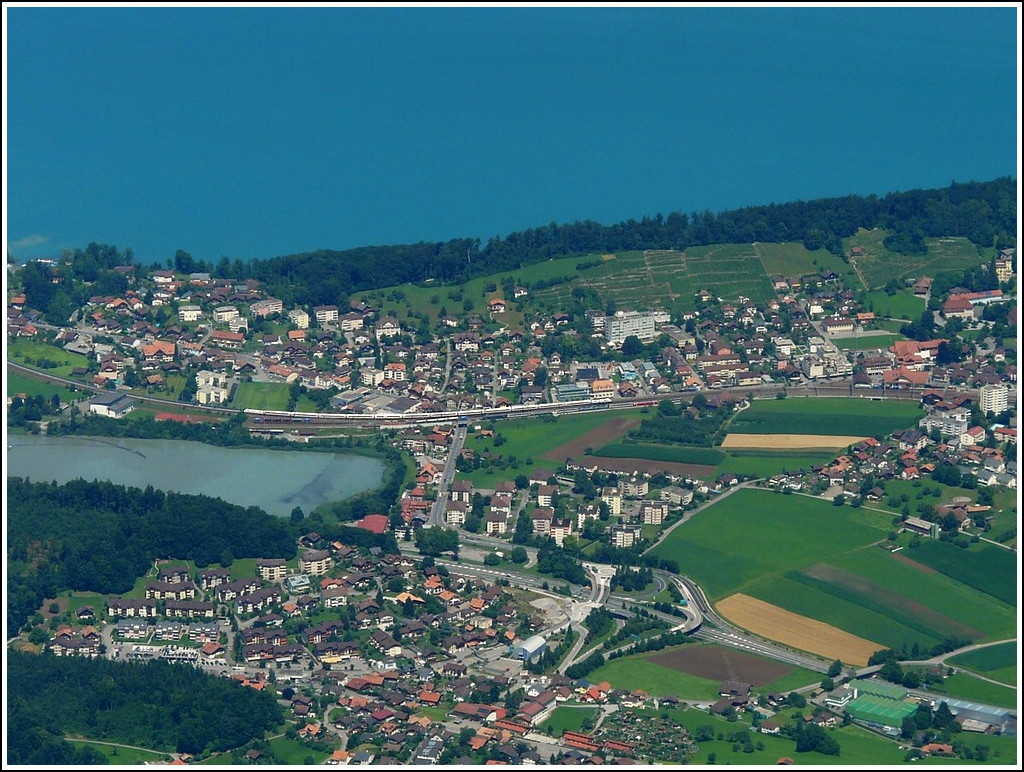 ...und wir haben den ICE von oben gesehen. So sieht es am Niesen Kulm aus, wenn eine ICE 1 Einheit zwischen Thun und Spiez am schnen Thunersee vorbeifhrt. 29.07.2008 (Jeanny)