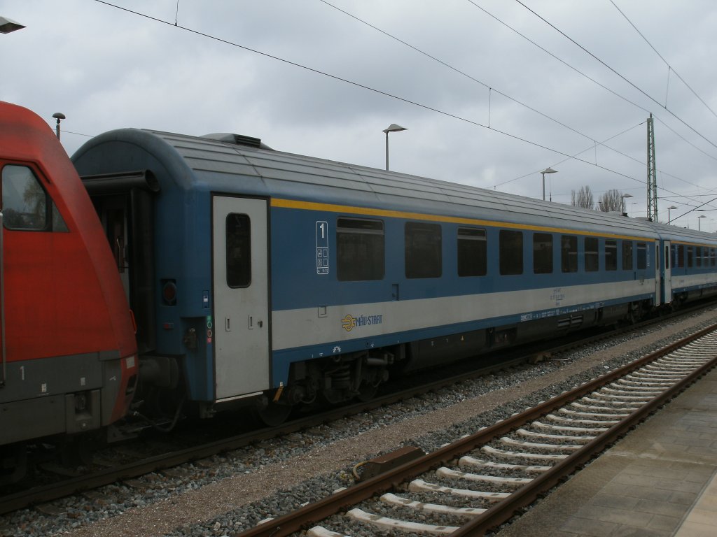 Ungarischer 1.Klassewagen Apmz 61 55 10-91 100-6 im EC 2569 Binz-Dresden,am 22.April 2012,in Bergen/Rgen.