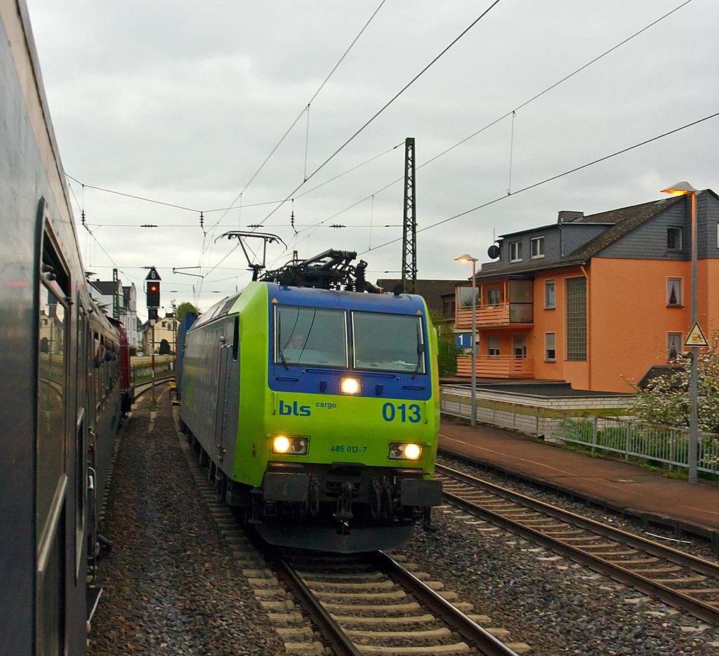 Unser Dampfsonderzug muss am 28.04.2013 in Kamp-Bornhfen warten, um die 485 013-7 der BLS Cargo mit einem Containerzug vorbei zu lassen.