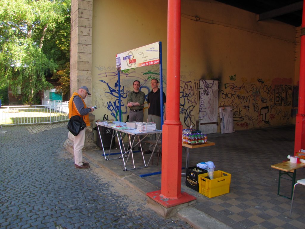 Unser Infostand w�hrend dem Winzerfest am Bf Freyburg. Wir versorgten die Reisenden mit Informationen, S�ssigkeiten und Getr�nken; 11.09.2010