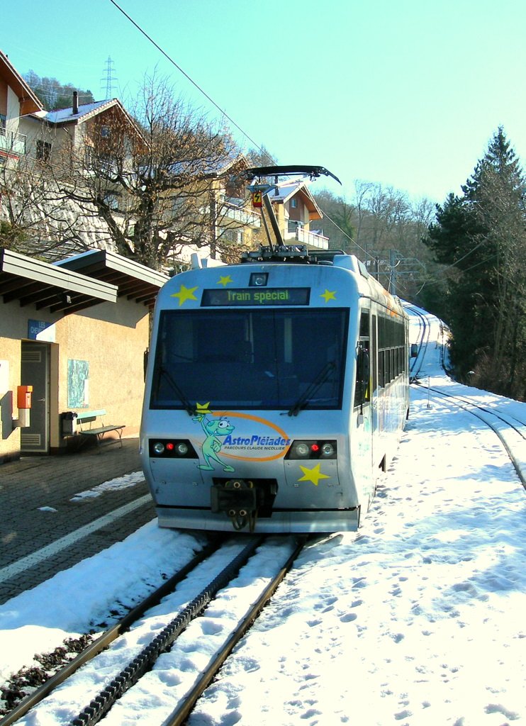 Unser talwrts fahrender Zug kreuzt in Les Chevalleres den bergwrts streben Beh 2/4 N 72 am 22. Januar 2010.