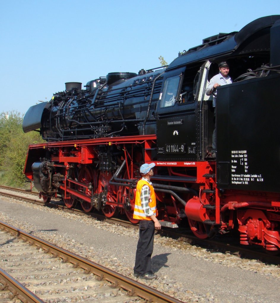 Unser Vereinsmitglied Marian als Bahnsteigaufsicht neben der IGE Werrabahn-Eisenach e.V. 41 1144-9 w�hrend unserem 6. Dampflokfest im Bf Karsdorf; 25.09.2011 (Foto: G�nther G�bel)