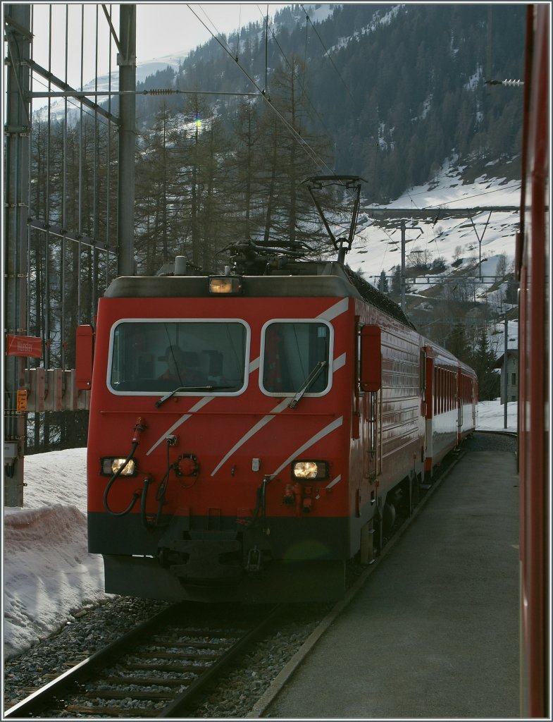 Unser Zug Richtung Visp kreuzt in Mnster den Gegenzug der im Gegensatz zu den meisten andern, verpendelten Regionalzgen mit einer HGe 4/4 gefrht wird.
3. April 2013