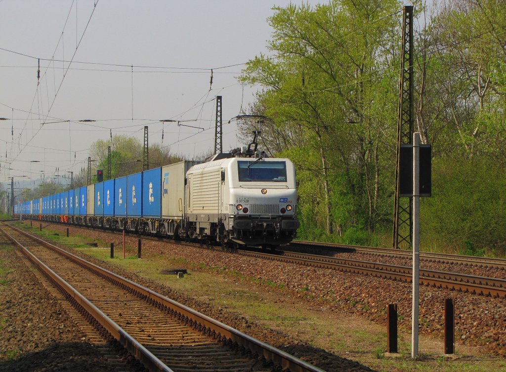 Unter Eisenbahnfans wird dieser, aus fast nur blauen Containern bestehende, Zug  blaue Wand  genannt. Gezogen von der ITL gemieteten franz�sischen E-Lok E 37 528 von CB Rail durchf�hrt der Zug als DGS 40424 von Culmont-Chalindrey (F) nach Malaszewicze (PL) am 20.04.2011 Naumburg.