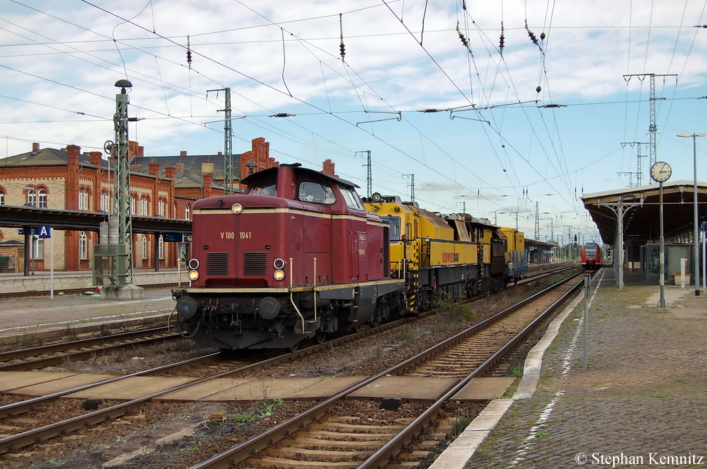 V 100 1041 (211 041-9) der NeSA Eisenbahn-Betriebsgesellschaft Neckar-Schwarzwald-Alb mbH mit einem kurzem Bauzug in Stendal. Netten Gru zurck! 09.10.2011