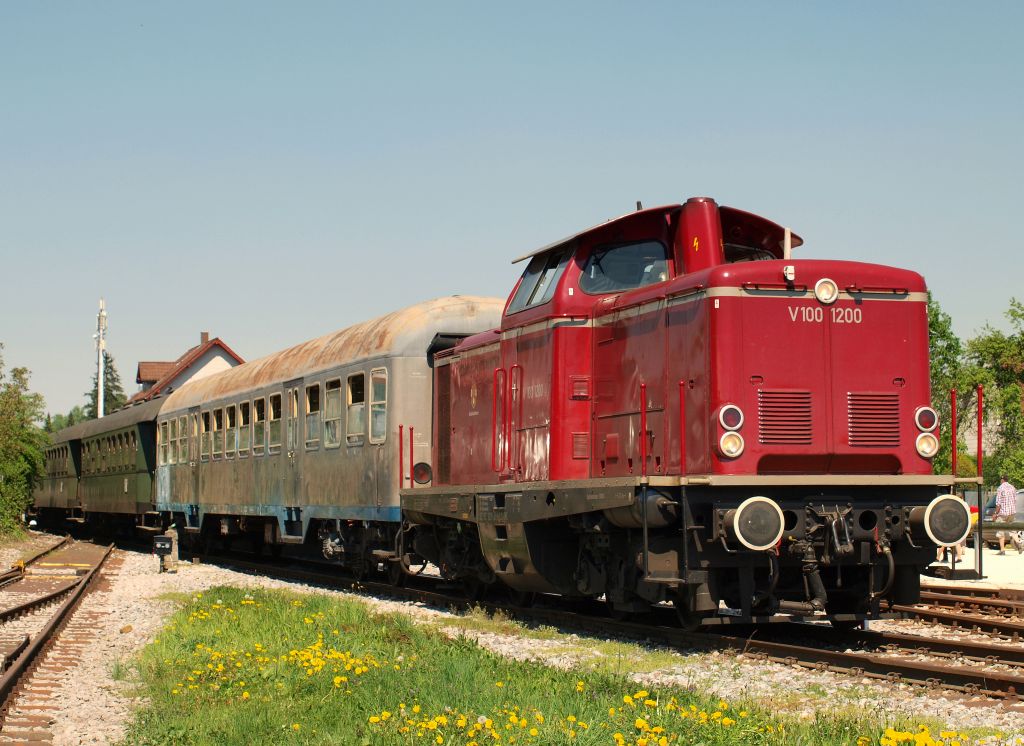 V 100 200 stand mit dem 2.Zug nach Schorndorf im Welzheimer Bahnhof am 25.4.11.