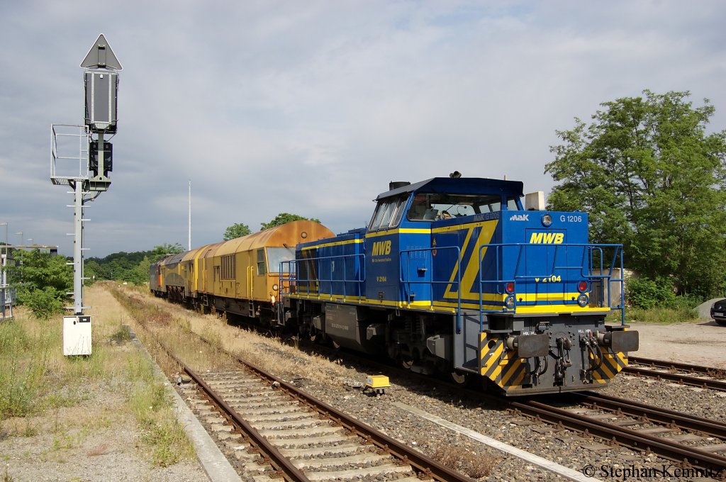 V 2104 (275 104-8) MWB steht mit Schleifzug in Rathenow abgestellt. 20.06.2011