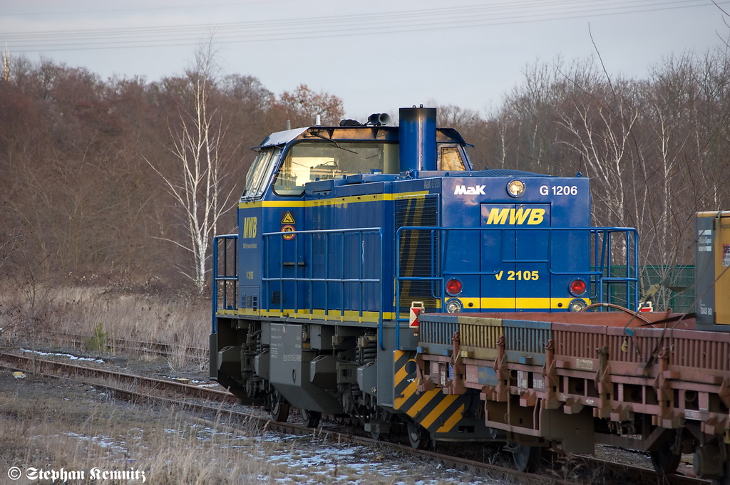 V 2105 (275 105-5) MWB - Mittelweserbahn GmbH steht mit einem Schleifzug in Rathenow abgestellt. 15.02.2012