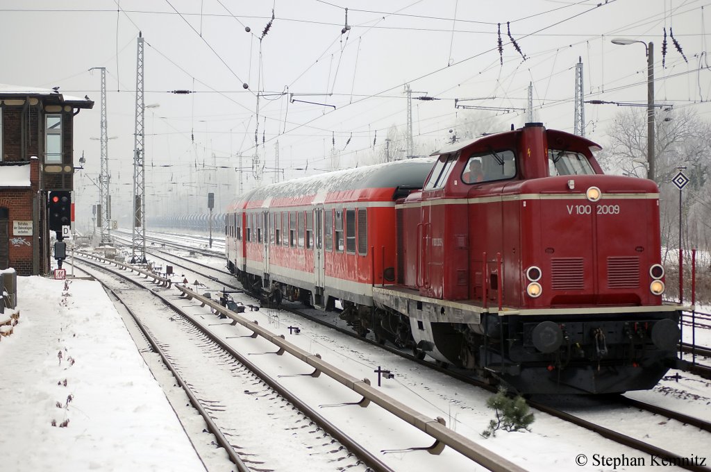 V100 2009 (212 009-5) der Hafenbahn Neustrelitz e. V mit 2 Halberstttern und einem Steuerwagen auf dem Weg nach Berlin Rummelsburg in Berlin Kpenick. 07.12.2010