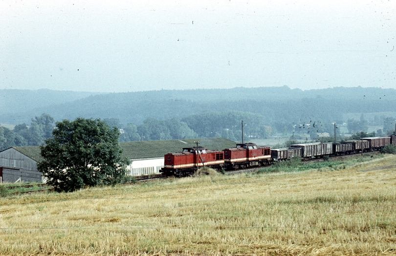 V100 Doppeltraktion mit einem Nahg�terzug nach Lossa, in H�he des damaligen Gleisanschlusses der VEB Getreidewirtschaft Nebra in Bad Bibra; September 1980 (Foto: Klaus Pollm�cher)