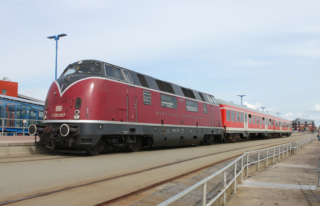 V200 007 mit 2 Wagen in Dagebll auf der Mole (22.07.2012)