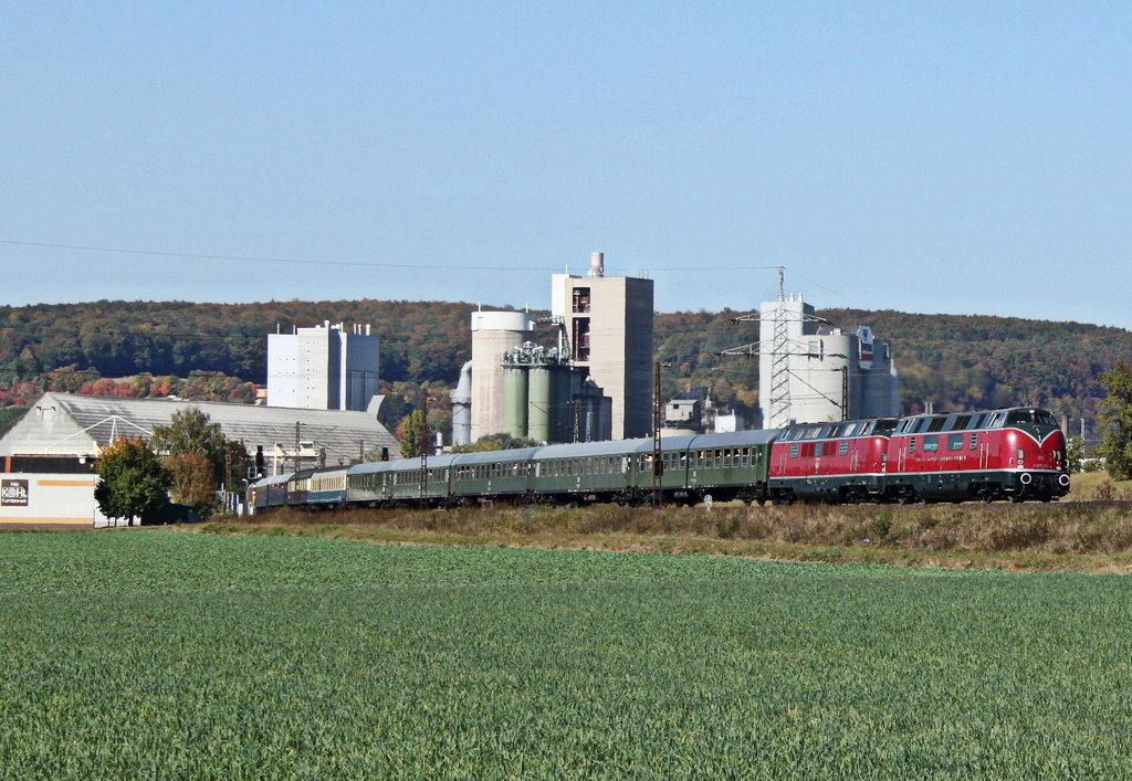 V200 033 und V200 116 mit Sonderzug nach Wrzburg am 02.10.11 bei Karlstadt