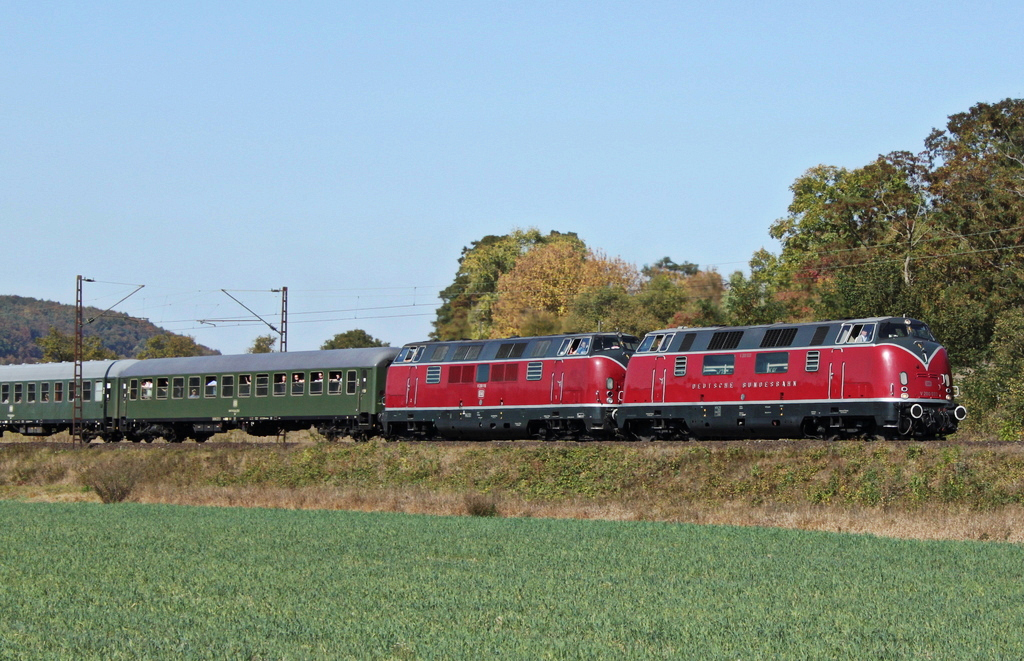 V200 033 und V200 116 mit Sonderzug nach Wrzburg am 02.10.11 bei Karlstadt

