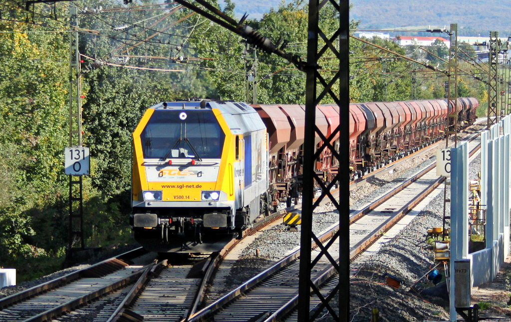 V500.14 der SGL mit Schotterwagenzug am 24.09.11 in Burghaun (Leider mit Mast!)

