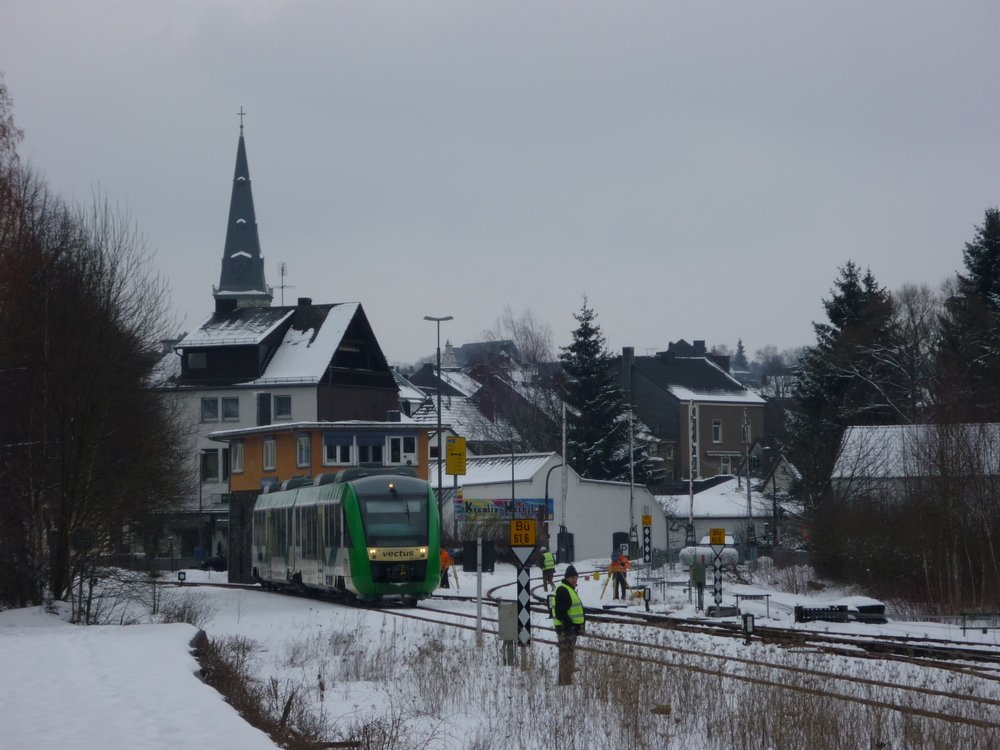 Vectus VT 208 bei der Einfahrt in Altenkirchen (Westerwald) Bf
