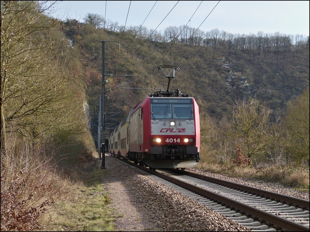 Verkehrt herum fuhr am 21.02.2013 der Wendezug als RB 3214 Luxembourg - Wiltz aus dem Tunnel Michelau, bevor er die Haltestelle Michelau erreichte. Normalerweise verkehren die Wendezge Lok voraus in Richtung Luxemburg Stadt und nicht, wie hier, Lok voraus in Richtung Norden. (Hans)