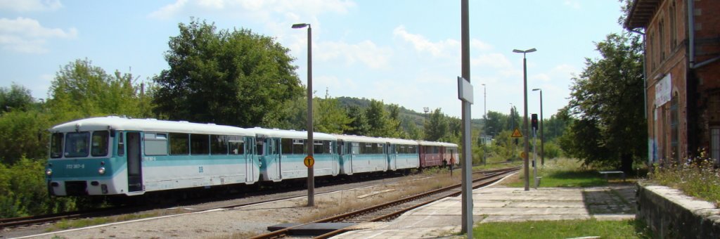 VEV 772 367-9 + Traditionsgemeinschaft Ferkeltaxi e.V. 772 155-8 + EBS 772 345-5 + DB 772 339-8 + DR 171 810-5 + DR 971 025-2 als DLt 93126 aus Sta�furt, bei der der Einfahrt in Karsdorf. Der 772 345-5 wird zur EBS in das Zementwerk gebracht, bevor die Fahrt nach Adorf (Vogtl) weitergeht; 26.07.2011 (Foto: G�nther G�bel)