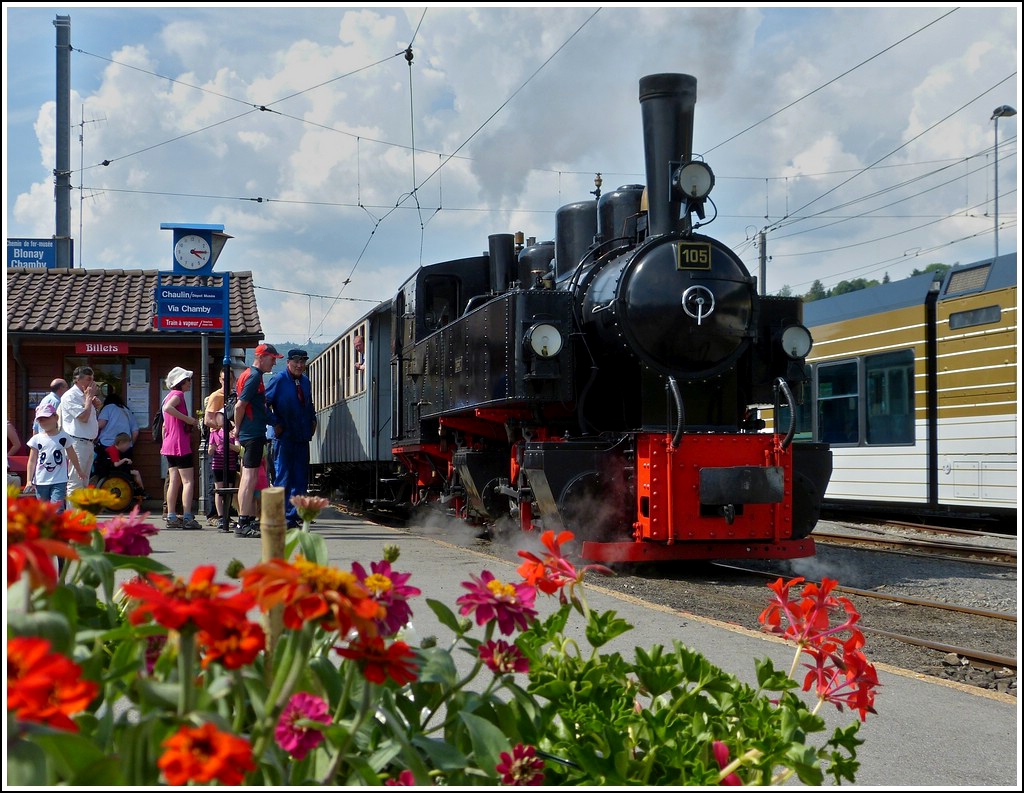 Viel bestaunt wird die schne SEG Malletlokomotive G 2x2/2 N 105 aus dem Jahre 1918 am 27.05.2012 bei der Abfahrt in Blonay. (Jeanny)