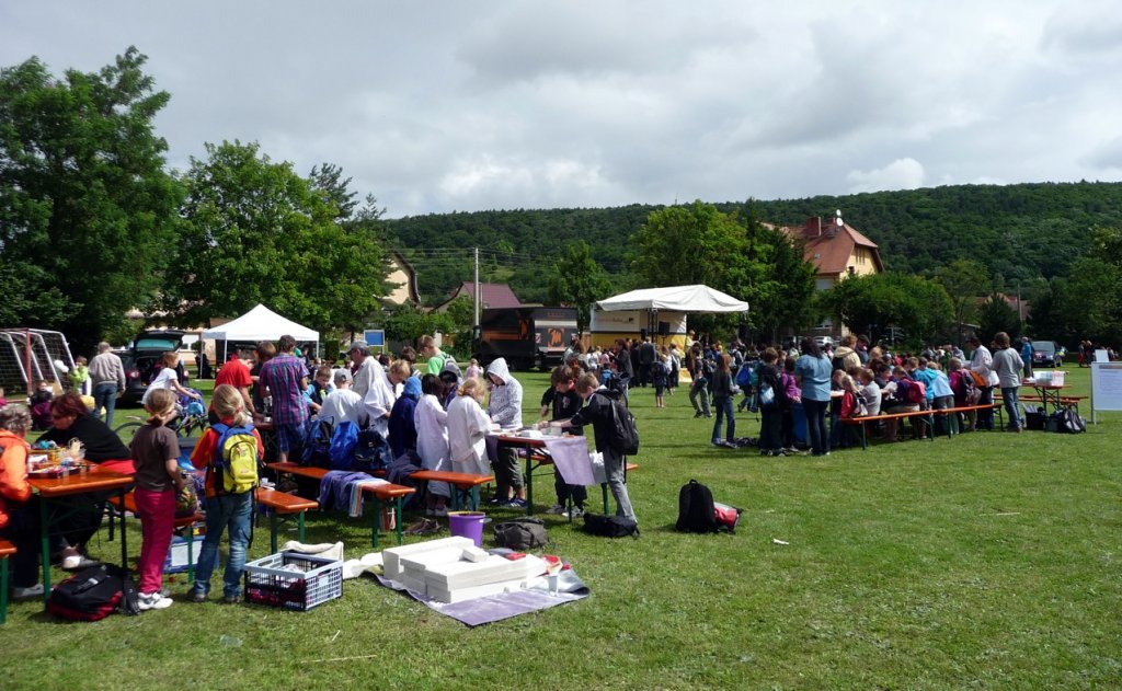 Viel los zum Kinder- und Jugendtag der Burgenlandbahn GmbH, am 21.07.2012 auf dem Sportplatz in Wangen. (Foto: Klaus Pollm�cher)
