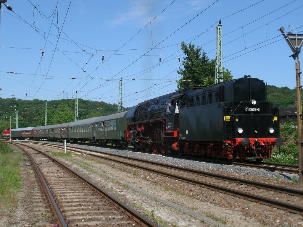 Viele Dampffan`s mgen nicht die Dampflok Tendervoran.Da es auf Rgen keine Drehscheibe mehr gibt,mute auch die 01 0509,am 05.Juni 2011,Tendervoran bis Stralsund fahren.In Bergen/Rgen mute der Sonderzug von Putbus nach Berlin Wannsee umgesetzt werden.