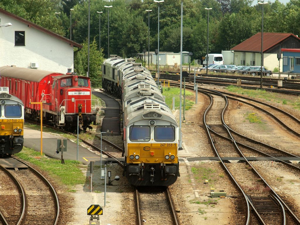 Viele Maschinen der Baureihe 247 waren am Sonntagnachmittag des 31.7.11 in Mhldorf abgestellt. 