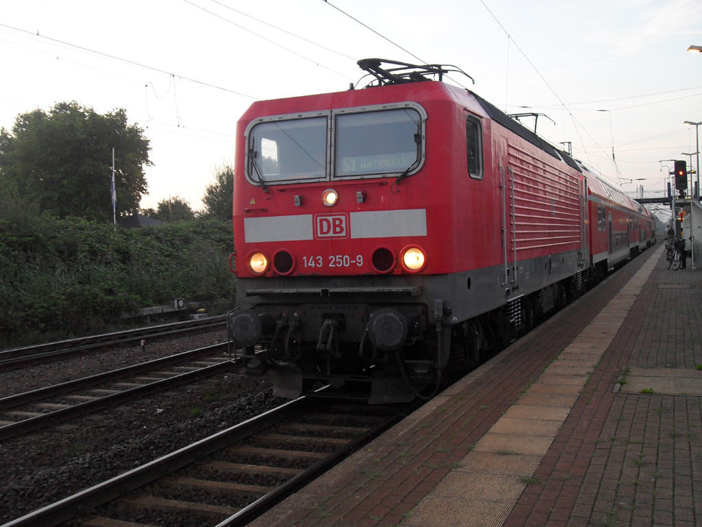 vielleicht das letzte Bild von 143 250-9 bei der Rostocker S-Bahn Sie hat jahre lang ihren Dienst auf den Linien S1,S2,S3 und RE9 getan aber nun heit es langsam von Rostock Abschied nehmen.Bild vom 20.08.2010 im Bahnhof Rostock-Bramow.
Macht's gut 143 250-9 :-(