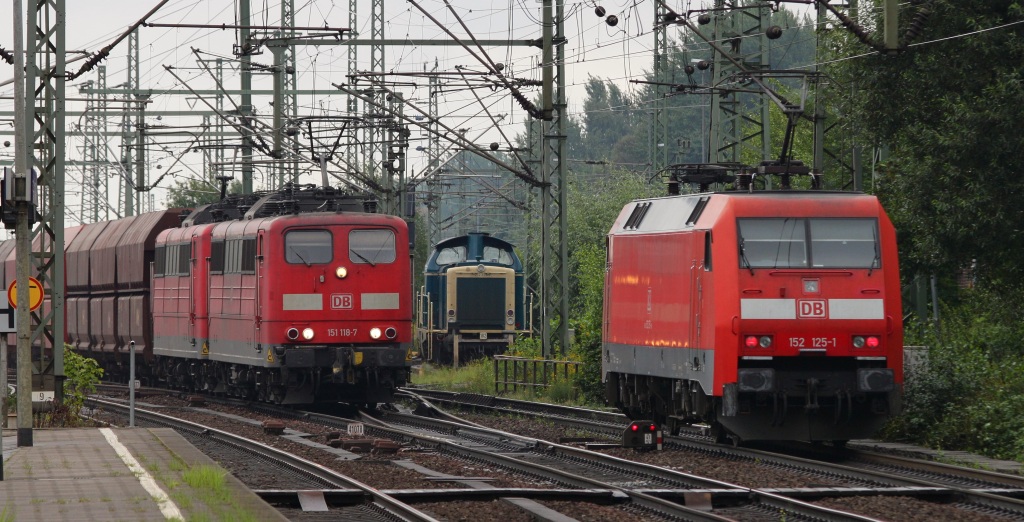 Vier Loks auf einem Bild...151 118 und 151 095 als Doppel am Kohlezug, in der Mitte 212 329 und rechts die Solofahrerin 152 125. (Hamburg Harburg,19.08.11)